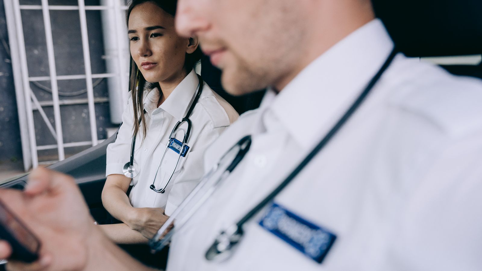 Medico e infermiera in una struttura sanitaria